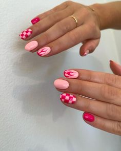 Summer Rounded Nails, Bright Checkered Nails, Short Almond Nail Inspiration, Short Nails Inspiration Spring, Short Checkered Nails, Nail Checkered, Softball Nail Designs, Funky Pink Nails, Pink Fire Nails