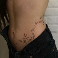 Hip Tattoos Women, Classy Tattoos, Discreet Tattoos, Dainty Tattoos, Subtle Tattoos, Elegant Tattoos, Hip Tattoo, Realism Art, Feminine Tattoos