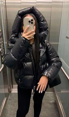 Moncler Jacket Women Outfit, Moncler Jacket Women, Chav Outfits, Puffer Jacket Outfit, Mode Zara, Jean Jacket Outfits, Cute Outfits With Jeans, Winter Fashion Outfits Casual, Moncler Jacket