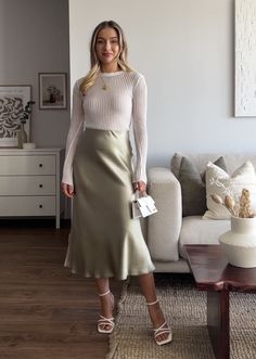 Elegant Skirt Outfits, Silk Skirt Outfit, Satin Skirt Outfit, Modesty Outfits, Mode Abaya, Elegante Casual, Looks Street Style, Modest Fashion Outfits