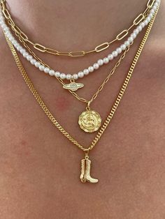 Chain Ideas Necklace, Necklace Stack Lengths, Stacked Gold Necklaces Layered, Winter Necklace Stack, Cute Girly Aesthetics, Evry Jewels Necklaces Stack, Classy Necklace Stack, Aesthetic Necklace Stack, Cute Necklace Stacks