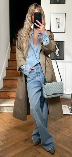 Sunday Street Style, Work From Coffee Shop Outfit, Fall Trends 2024 Outfits Casual, Everyday Street Style, Mini Bootcut Jeans Outfit, Effortless Street Style, Cool Girl Street Style, Jeans Spring 2024, Baggy Spring Outfit