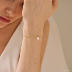 100% real Natural Freshwater Pearl Bracelet, Gold Pearl Bracelet, Dainty Minimalist Pearl Bracelet, Wedding bracelet, Bridesmaid Gift, Gift for her S H O W ∙ Y O U R ∙ S T Y L E UNIQUE ♥ dainty natural pearl design in 18K Gold plated, Beautiful Wedding braclet/Anklet, Wear it either for everyday use or for special occasions. PERFECT GIFT ♥ Make your friends or family happy with this exclusive gift. MINIMALIST DESIGN ♥ Wear this jewelry with joy and show your style with the wonderful designs. SAT Bridal Pearl Bracelet, Real Pearl Bracelet, Bridal Bracelet Pearl, Handwriting Gifts, Pearl Bracelet Wedding, Gold Pearl Bracelet, Pearl Bracelet Gold, Single Pearl, Everyday Bracelet