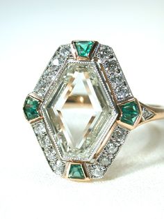 Art Deco portrait diamond and emerald ring, circa 1925. Goa Jewellery, Art Deco Portrait, Diamond And Emerald Ring, Bijoux Art Deco, Bijoux Art Nouveau, Brooch Art, Lotus Jewelry, Fun Photos, Sparkly Things