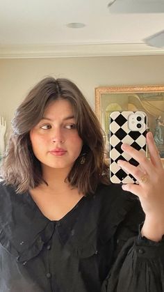 Short Hair For Chubby Faces, Fat Face Haircuts, Chubby Face Haircuts, Short Hair Cuts For Round Faces, Hairstyle For Chubby Face, Short Brown Hair, Hair Inspiration Short, Shoulder Hair, Haircuts For Wavy Hair