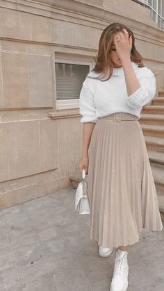 Beige Pleated Skirt, Stile Blair Waldorf, Adrette Outfits, Chique Outfit, Fest Outfits, Modesty Outfits, Cute Modest Outfits, Trendy Dress Outfits