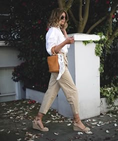 Beige Pants White Shirt, Espadrilles Outfit Summer, Alpargatas Outfit, Chinos Women Outfit, Wedge Outfit, Street Poetry, Capri Summer, Espadrilles Outfit, Wedges Outfit