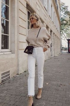 Annelaure Mais, Witte Jeans Outfit, Fall Style Inspiration, Spring Outfit Women, Beige Knit Sweater, Simple Winter Outfits, Look Zara, Taupe Boots, Fest Outfits