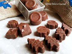 Cioccolatini fatti in casa con solo 2 ingredienti,ricetta facile 2 Ingredient Recipes, Energy Balls, Homemade Chocolate, 2 Ingredients, Gifts Ideas, Cooking And Baking, Chocolates