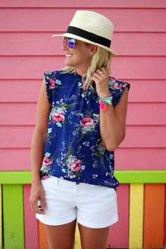 How to Style Chic Summer Outfits for Women over 40 Strand Outfit, Summer Outfits Women 30s, Elegant Summer Outfits, 30 Outfits, Summer Outfits Women Over 40, Summer Shorts Outfits, Chic Summer Outfits, Cool Summer Outfits, Summer Beach Outfit