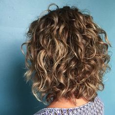 Curls Highlights, Curly Balayage Hair, Pretty Curls, Hairstyles Bangs, Curly Cut, Short Curly Hairstyles For Women, Medium Curly, Cut Hairstyles