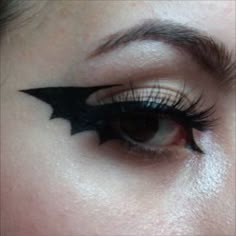 Bat Liner Makeup, Batwing Eyeliner Halloween, Bat Eye Makeup Halloween, Bat Winged Eyeliner, Halloween Eyeliner Simple, Eyeliner Styles Halloween, Halloween Alt Makeup, Halloween Makeup Bat Eyes, Bat Eyeliner Halloween