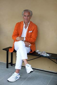 Llegado a una edad, la seguridad en uno mismo puede ser tan grande que pasas de hacer el ridículo a ser un referente. Older Mens Fashion, Italian Summer Outfits, The Sartorialist, White Athletic Shoes, Look Grunge, White Chinos, Orange Blazer, Older Man, Orange Jacket