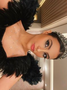 Simple Black Swan Makeup, Halloween Hot Makeup, Black Swan Costume Makeup, Black Swan Make Up, Iconic Movie Characters Women, Iconic Outfits From Movies, Brunette Costumes, Halloween Costume Brunette, Costumes For Brunettes