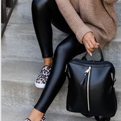 How To Style Faux Leather Leggings, Stile Pin Up, Style Faux Leather Leggings, Outfits Leggins, Faux Leather Leggings Outfit, Leather Leggings Outfit, Look Legging, Black Leggings Outfit, Pull Rose