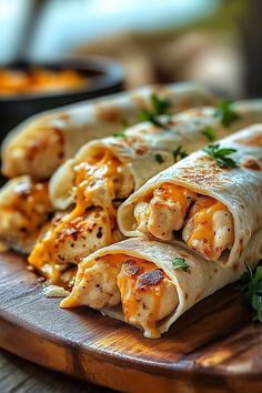 Cheesy Garlic Chicken Wraps Quick Family Dinner Recipes, Lazy Weeknight Dinners, Lunch Ideas For Family Get Together, Weekend Dinner Ideas Families, Lazy Food Ideas, Cheesy Garlic Chicken Wraps, Chicken Tender Dinner Ideas, Lunch Ideas Chicken, Chicken Wraps Recipes