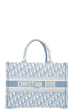 We Love: Die Dior Book Tote ist beliebt wegen ihres einzigartigen Designs, das an ein Buch erinnert und Kreativität ausstrahlt. Sie bietet großzügigen Stauraum für den täglichen Bedarf und lässt sich vielseitig zu verschiedenen Anlässen tragen. Ihre hochwertige Handwerkskunst und die Unterstützung von Prominenten verleihen ihr einen luxuriösen und begehrten Status. About: Die Dior Book Tote wurde unter der Art Direction von Maria Grazia Chiuri in die Kollektionen Dior's eingeführt. Seit ihrer er Luxury Blue Bag With Embroidered Logo, Luxury Blue Bags With Embroidered Logo, Dior Clothes, Dior Tote Bag, Dior Book, New Taiwan Dollar, Dior Book Tote, Maria Grazia Chiuri, Maria Grazia