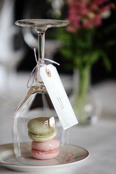 HochzeitsideeNamensschild an einem Glas unter dem sich zwei Macarons befinden als kleine Aufmerksamkeit für den HochzeitsgastEntdeckt bei djmarkusrosenbaum.dehochzeitsidee hochzeitnamensschild hochzeitplatzkarte gastgeschenkhochzeit hochzeitsdekotisch Fest Temaer, Tafel Decor, Deco Floral, Christmas Decor Ideas, Wedding Food, Macaroons, Decoration Table, Wedding Shower, Romantic Wedding