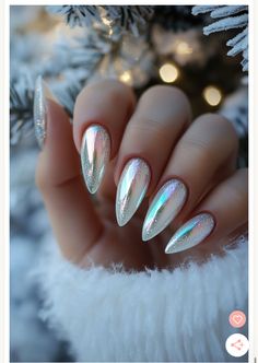 Nail Ideas For Christmas And New Years, Nail Ideas Festive, Chrome Nails Christmas Designs, Nails Christmas And New Years, Chrome Nails With Snowflakes, Nails Inspiration New Year, New Years And Christmas Nails, Simple Chrome Nails Designs