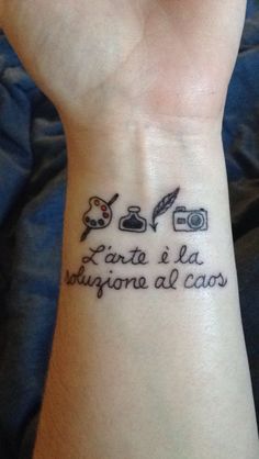 a person with a tattoo on their wrist that says, la fare e la quignine al cacos