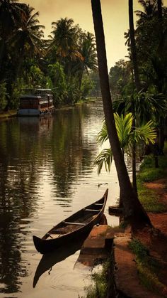 Kerala Travel Tips Houseboat Vacation, Kerala Backwaters, Kerala Tourism, Travel Pictures Poses, Flight Deals, Air Tickets, Kerala India, Flight Ticket