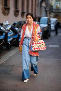 Give wide-leg jeans the bohemian treatment with a printed robe coat. Keep Out, Looks Street Style, Denim Trends, Spring Is Here, Fashion Weeks, Inspiration Mode, Mode Vintage