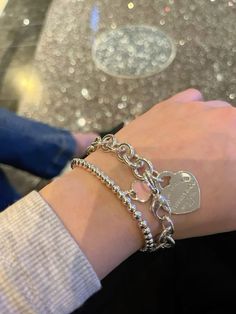 Quiet Lifestyle, Pretty Stacks, Pandora Bracelet Charms Ideas, Initial Necklace Silver, Wrist Jewelry, Chic Necklace, Stylish Glasses