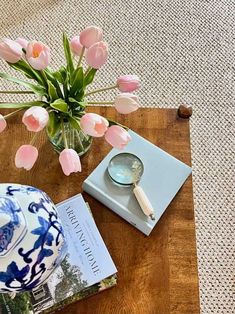 Sisal rug with cream sofa and pink tulips on coffee table with blue and white ginger jar in living room Living Room Rug Ideas, Room Rug Ideas, Palette Organizer, Popular Living Room, Natural Fiber Rug, Sisal Rugs, Sisal Carpet, New Paint Colors