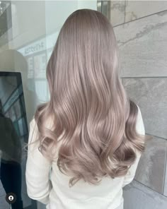 Two Tone Brown And Blonde Hair, Platinum Root Melt, Light Ashy Blonde Hair, Milk Tea Blonde Hair, Ash Beige Blonde, Milk Tea Hair Color, Beige Hair, Ash Hair