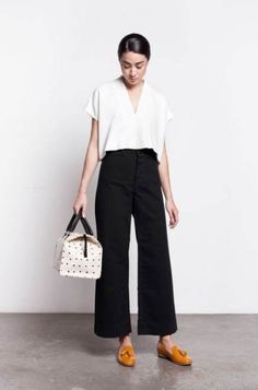 Best fashion summer black minimal chic 46 Ideas How To Wear Culottes, Wide Legged Pants, Quoi Porter, Spring Dresses Casual, Cropped Wide Leg Pants, Pant Trends, Inspiration Photos, Summer Work Outfits, Looks Street Style