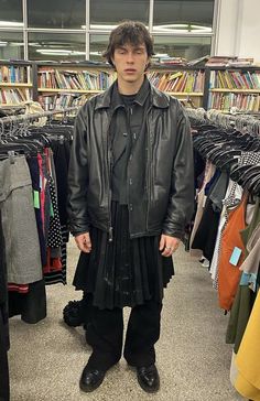 Masc Fall Fashion, Berghain Outfit Man, Men Rock Fashion, Male Skirt Outfit, Long Skirt Men, Rock Fashion Men, Berghain Outfit, Gender Nonconforming Fashion, Post Punk Fashion