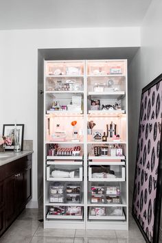 Diy Makeup Organizer, Organiser Son Dressing, Diy Organizing, Makeup Area, Beauty Organization, Rooms Ideas