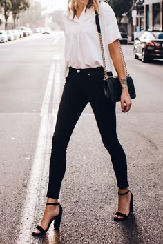 Black Sandal Heel Outfit, Black Heeled Sandals Outfit, Heels To Wear With Jeans, Black Jeans Heels Outfit, How To Style Heels, Black Jeans White Shirt Outfit, Black Heel Outfits, Outfits Con Tacos Y Jeans, Small Heels Outfit