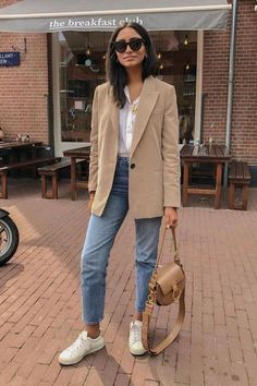 Beige Blazer Outfits Women, Beige Blazer Outfit, Blazer Outfits Women, Blazer Outfits Casual, Looks Jeans, Chic Business Casual, Blazer Outfits For Women, Beige Outfit