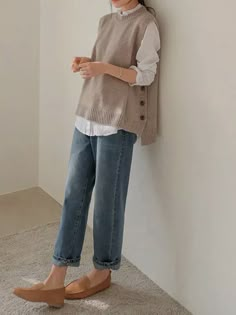 Effortlessly Stylish Sleeveless Sweater Vest for Versatile Layering Chique Outfits, Seasons Autumn, Mode Casual, Round Neck Sweaters, Outerwear Vest, Vest Outfits, Casual Work Outfits, 가을 패션, Sleeveless Sweater