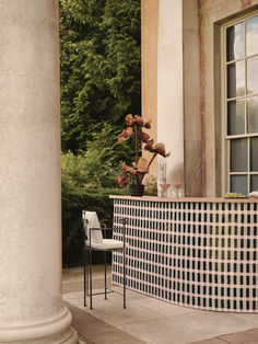 a chair and table sitting on the outside of a building