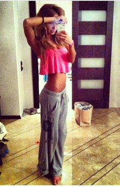 Top and sweatpants Sweatpants Inspo Outfits, Cute 2010 Outfits, Cool Sweatpants Outfits, Pink Sweat Pants Outfits, Baggy Sweat Pants Outfit, What To Wear To Boyfriends House Outfit, Baggy Sweats Outfit, Cozy Outfits For School, Sweat Pants Outfits