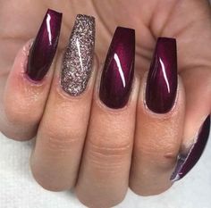 Dark Maroon Nails Design, Dark Plum Nails With Design, Fall Burgundy Nail Designs, Wine Nails Designs Burgundy, Dark Purple Maroon Nails, Burgundy And Silver Nails, Nail Designs Bordeaux Colour, Dark Burgundy Nails, Plum And Glitter Nails