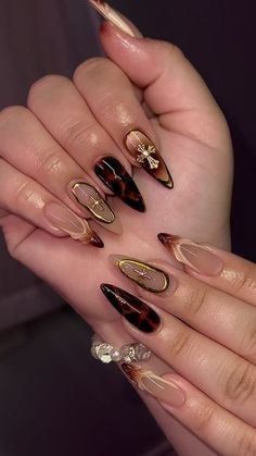 Dalia Ortega Nails on Instagram: "can’t stop staring at these nails😮‍💨🤎✨🐢 @bris_beauty_nails @bri_madrid_   @apresnailofficial : Sculpted Almond Long Tips Gel X Prep ph Bonder  Acid Free Primer  Extend Gel  Omni Light  Non-Wipe Top Coat   #midlandtx #midlandnails #midlandtxnails #westtexas #432 #girlynails #daliaorteganails #gelx #gelxnails #apresgelx #mixandmatchnails #capcut #trendingnails #tortoise #tortoisenails #airbrushart #airbrushnails #charms #goldnails" Nail Inspo Pointy, Gelx Inspo Nails, Long Almond Acrylic Nails, Pointy Acrylic Nails, Tortoise Nails, Goddess Nails, Future Nails, Black Almond Nails, Long Almond Nails