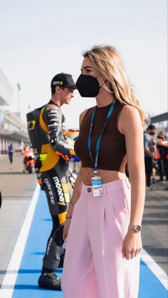 F1 Paddock Club Fashion, F1 Wags Outfits Paddock, Wag Outfits Style, F1 Paddock Outfit, Journalist Aesthetic Girl, Indy Outfits, Wags Aesthetics