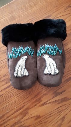 Beaded Mittens Native, Fur Mittens Pattern, Beaded Mittens, Leather Moccasins Diy, Glove Ideas, Norwegian Mittens, Moccasin Patterns