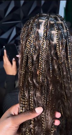 Knowles’s Braids With Highlights, Box Braids With Light Brown Highlights, Highlights In Braids, Boho Braids Honey Blonde, Boho Braids Light Brown, Black And Brown Boho Braids, Boho Braids With Highlights, Brown Braids With Blonde Highlights, Honey Blonde Boho Braids