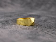 Einzigartige Pinky Herren Siegelring aus 14K Gold, Rechteck 18K Gold Pinky Siegelring für Männer, Gold Herren Verlobungsring Ein Goldring ist ein klassisches und zeitloses Schmuckstück, das jedem Outfit einen Hauch von Eleganz und Raffinesse verleihen kann.  Ob Sie nach einem einfachen Band oder einem hängenden Design suchen, auf Pangea Gold ist eine große Auswahl an Goldringen und Anhängern erhältlich. Eine beliebte Option für Goldringe ist der minimalistische Siegelring. Sie können traditionel Ring For Men Gold, Mens Engagement Ring, Signet Ring For Men, Pinky Signet Ring, Handmade Wooden Boxes, Simple Band, Mens Engagement, Ring For Men, Engagement Rings For Men