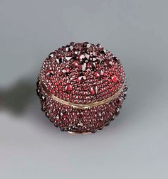 A VICTORIAN GARNET AND SILVER-GILT PILL-BOX , CIRCA 1850/1880 | Christie's Garnet Jewellery, Bijoux Art Deco, Simple Silver Jewelry, Vintage Fine Jewelry, Garnet Jewelry, Ancient Jewelry, Antique Roses, Single Stone