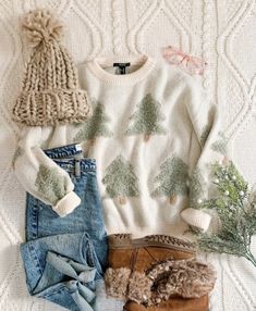 Christmas Jumper Outfit Aesthetic, White Sweater Christmas Outfit, Cold Holiday Outfits, Christmas Jumper Outfit, Cozy Crafts, Christmas Closet, Christmas Fashion Outfits, Christmas Eve Outfit, Christmas Sweater Outfits