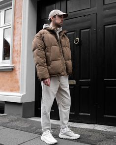 MENSWEAR | FASHION | INTERIOR on Instagram: “Trying this puffer jacket trend 🤎 Like this outfit? Photo: @casperblomme” Grey Puffer Jacket Outfit, Puffer Jacket Outfit Men, Puffer Outfit, Jacket Trend, Grey Puffer Jacket, Winter Couple, Grey Puffer, Outfit Photo