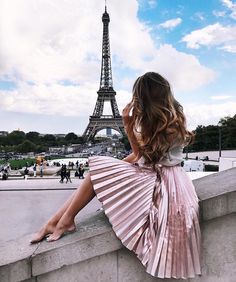 londonpearl: “ https://www.instagram.com/stylecliche/ ” Skirt Diy, Parisienne Chic, Charcoal Drawings, Paris Outfits, Retro Mode, The Eiffel Tower, Paris Travel, Retro Stil, Street Styles