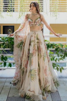 Simple Lengha Design Indian Fashion, Simple Ghagra Designs, Simple Lengha, Lehenga Aesthetic, Aesthetic Lehenga, भारतीय दुल्हन संबंधी, Indian Outfits Modern, Indo Western Outfits, Indian Dress Up