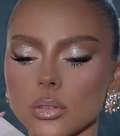 Glitz And Glam Makeup Look, White Shimmer Makeup Looks, Wedding Makeup Ethereal, Light Shimmer Eye Makeup, Champagne Makeup, Full Glam, Night Beauty, Smink Inspiration, Circle Lenses