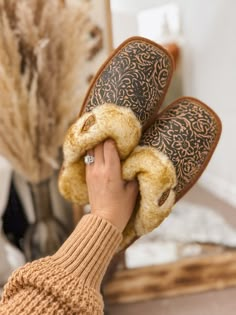 + Genuine embossed leather slipper with sherpa lining + Embossed leather + True stable sole + True to size (size up if you like to wear thick socks with your slippers) Ariat Slippers, Birthday Presents Ideas, Western Barbie, Rocker Chic Style, Cow Print Wallpaper, Western Shoes, Western Wear Outfits, Presents Ideas, Hey Dudes